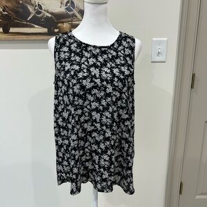 Chic Black and White Floral Sleeveless Blouse